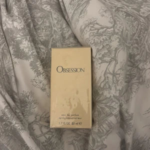 Obsession Eau de Parfum 50ml - Obsession Eau de Parfum från Calvin Klein. 50 ml spray. Ingredienser: SD Alcohol 39-C, fragrance, water, denatonium benzoate, färgämnen (orange 4, red 4, violet ext. 2, yellow 5). Tillverkad av Calvin Klein Cosmetics.