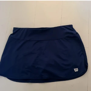 Mörkblå tenniskjol från Wilson - Mörkblå tenniskjol från Wilson. Aldrig använd 