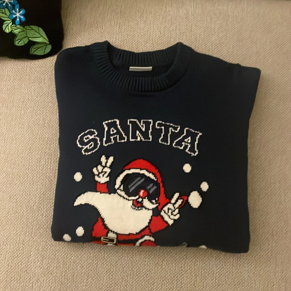 Mörkblå jultröja med snowboardande tomte