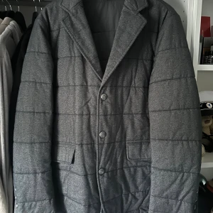 Höst jacka Brooks brothers - Perfekt för dig som vill ha en stilren look med lite extra värme under höst och vinter.