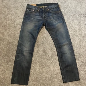 Mörkblåa jenas från dondup  - Snygga mörkblåa jenas (Dondup Lucky) 🍀 snygga jenas för alla dagar. Väldigt bra skick! Storlek 30. Fraktar dagen ni köper och frakten kommer inom 1-3 arbetsdagar. Vid frågor hör av er! 💯🙌