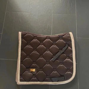 Schabrak  - Equestrian Stockholm dressyrschabrak bronze gold strl full. Är lite hårigt på insidan. Är tvättat. Nypris 899kr