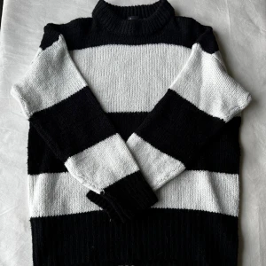 Randig stickad tröja - Svart och vit- randig stickad tröja från Lager 157. Har ett litet hål under armhålan (se bild) men går nog att laga annars så syns det inte på.  Storlek XS/S Fraktar inom 24h!