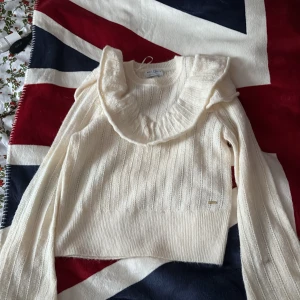 Stickad vit tröja! ☺️ - Väldigt mysig! Aldrig riktigt använd men har ändå en fläck på ena ärmen. Inget man märker dock! 💞😁