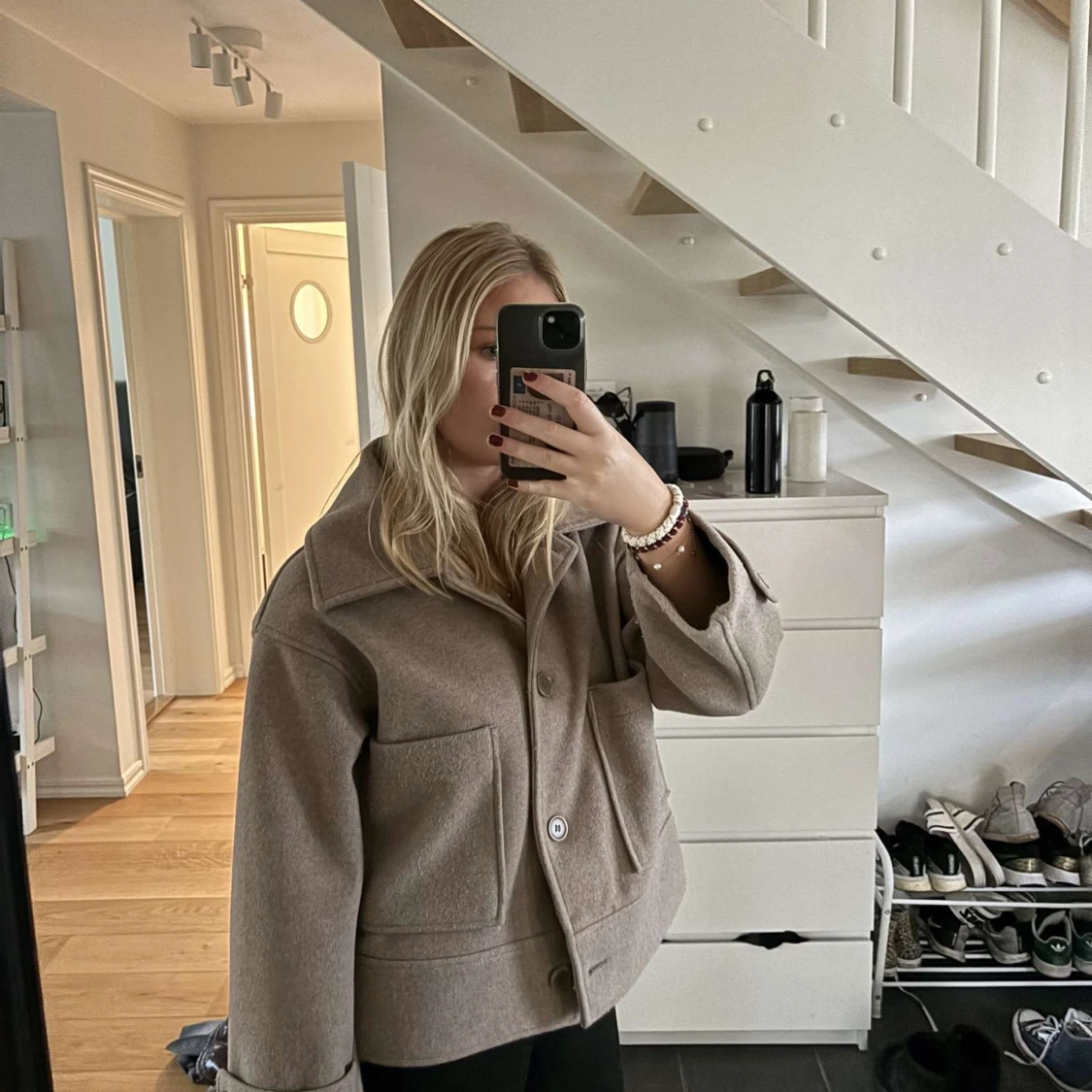 Beige overshirt med stora fickor - 2