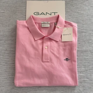 Pikétröja Gant - 👕Pikétröja   Märke: Gant Skick: 10/10 - Helt ny Storlek: XL Pris: 420 kr 📦Skickas omgående eller hämtas i Lidköping  🧾Kvitto finns  🤔Frågor eller funderingar?  Då är det bara att höra av sig via dm eller maila till marloefashion@gmail.com  Tack för att du handlar hos Marloé Fashion.