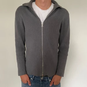 Ljung tröja - Dubbelzip från ljung. Inköpt för 1399. Mycket bra skick. 
