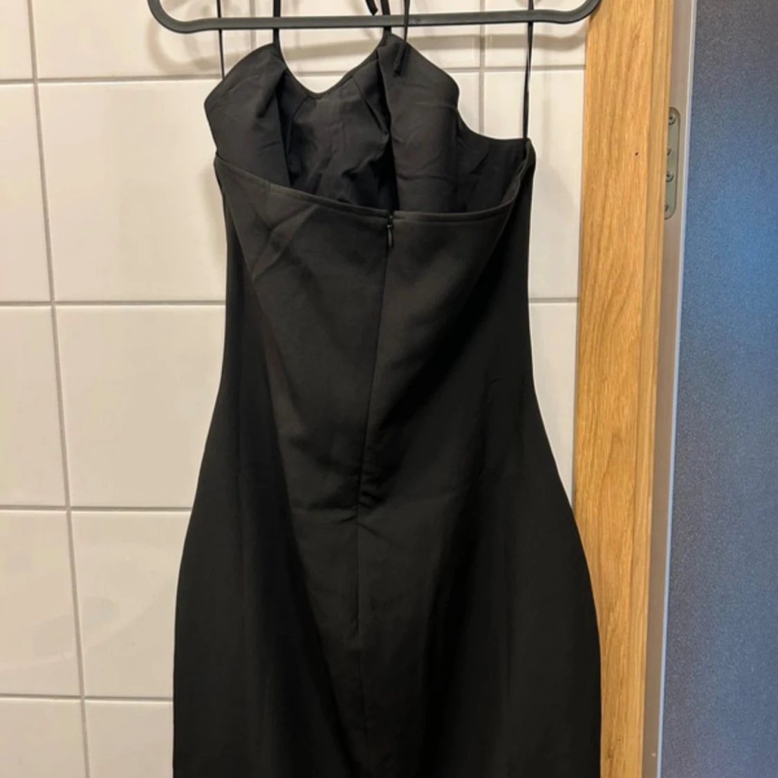 Svart halterneckklänning från Adoore - 2