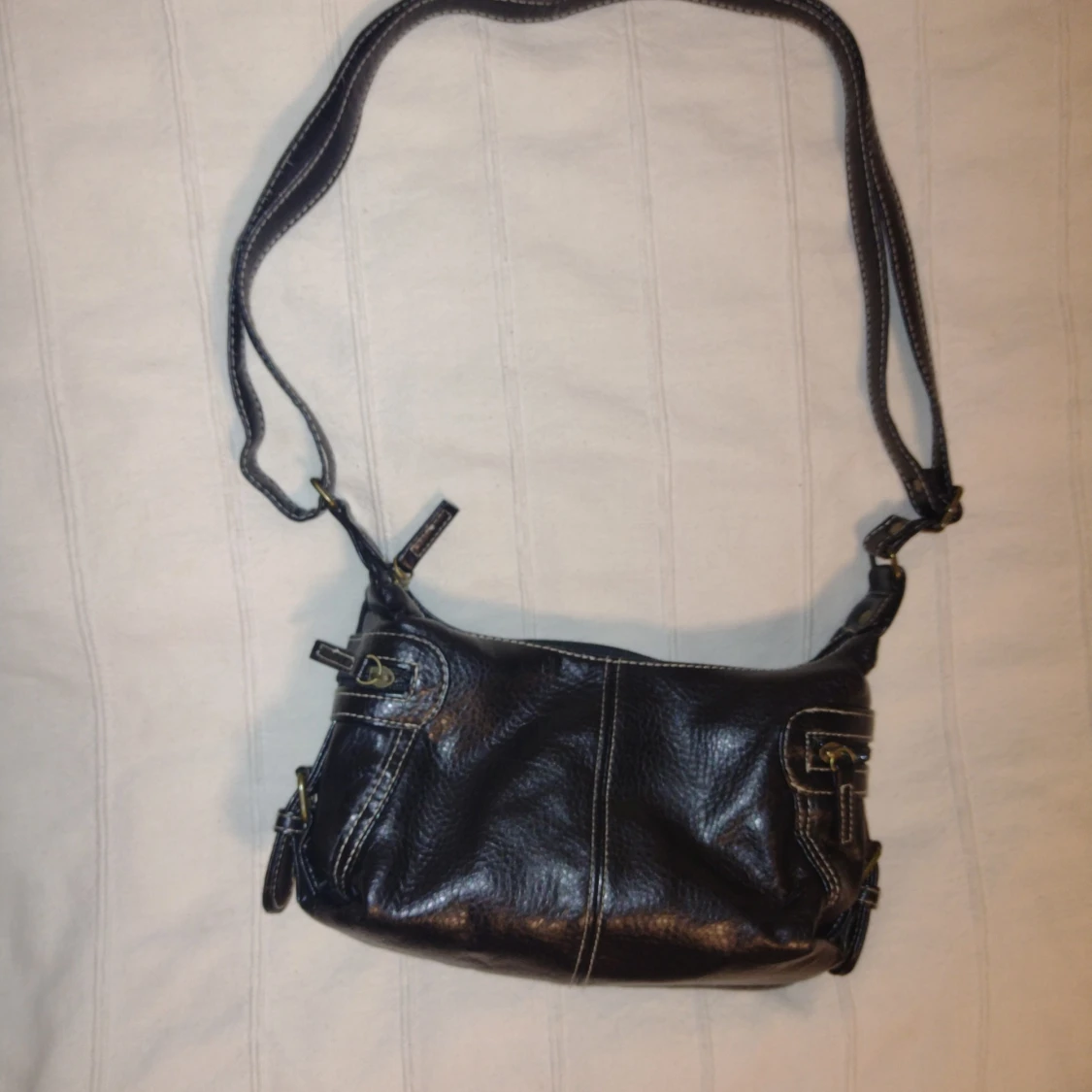 Svart y2k axelremsväska i fakeskinn med dragkedjor - 1