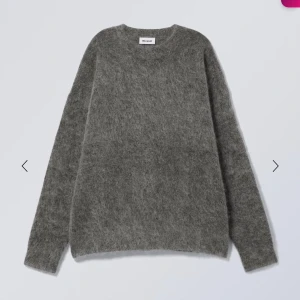 Grå mohair stickad tröja Weekday - Mysig grå stickad tröja från Weekday med lång ärm och rund hals. Tröjan har en fluffig och lite oversized look, perfekt för lager på lager. Enkel design som passar till allt och ger en chill vibe. Nypris 800kr!