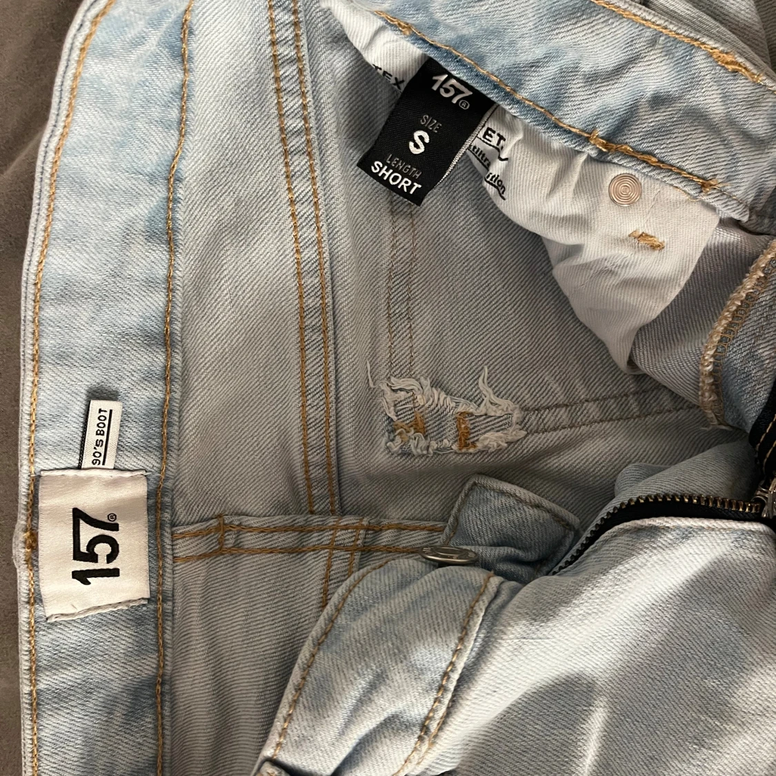 Ljusblå bootcut jeans med slitningar - 2