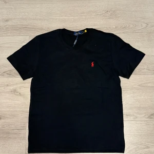 Svart Ralph lauren T-shirt  - Säljer en helt oanvänd polo Ralph lauren T-shirt i storlek L. Erbjuder ett bra pris och jag postar den inom kort. Kom dm för frågor👍🏼