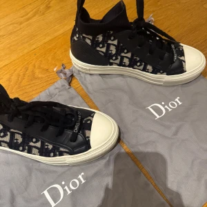 Dior skor  - Jättefina skor ifrån dior i storlek 38,5. Det är verkligen en av mina favoriter men är tyvärr lite för små för mig. Därför är dom sparsamt använda. De är inköpta från Vestaire collectives hemsida det här året i vår. Jag har order bekräftelse och mail som bevis att jag har köpt dom därifrån så det är inga konstigheter med det. Båda dustbagsen kommer med.  Dom är i jätte bra skick. Hör gärna av dig för frågor eller fler bilder. 