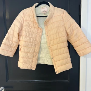 Trekvartsjacka - Säljer denna snygga trekvartsjackan, aldrig använd, skulle säga att färgen är orange/rosa💕