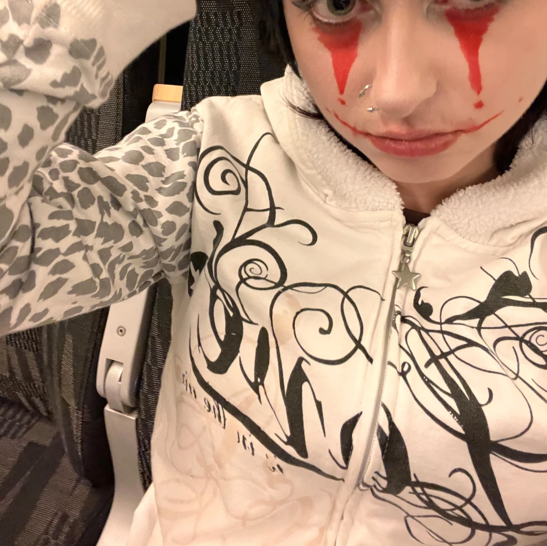 Vit hoodie med leopardärmar och tryck