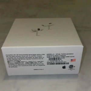 AirPods Pro (2nd generation) with MagSafe Charging Case - Nya Apple AirPods Pro (2nd generation) med MagSafe-laddningsetui. Aktiv brusreducering, transparensläge och trådlös laddning. Förseglad originalförpackning, inga synliga skador eller slitage. Perfekt för iPhone, iPad och Mac.