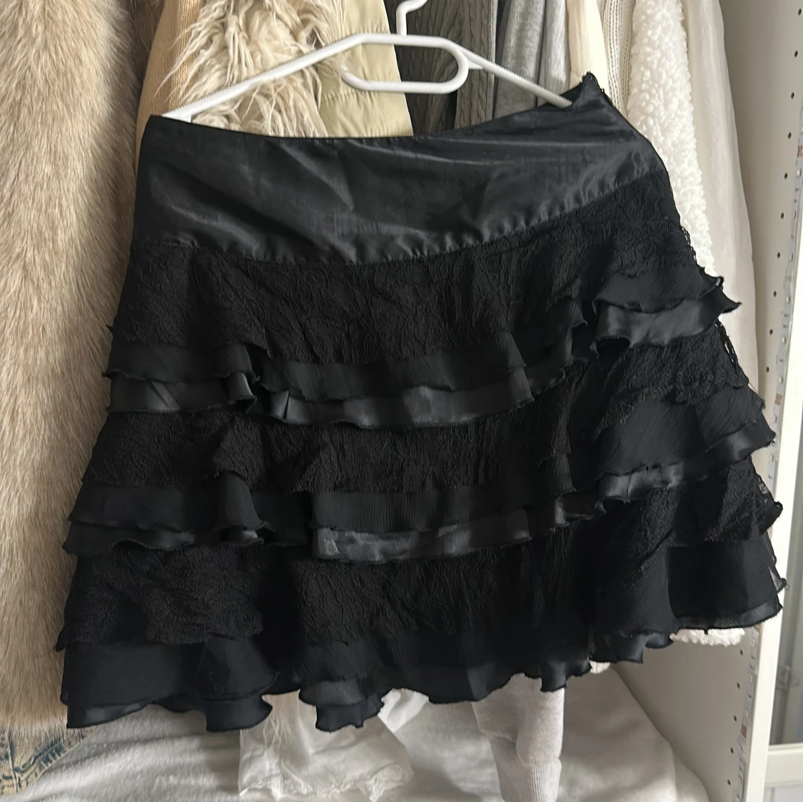 Svart volangkjol från Vila