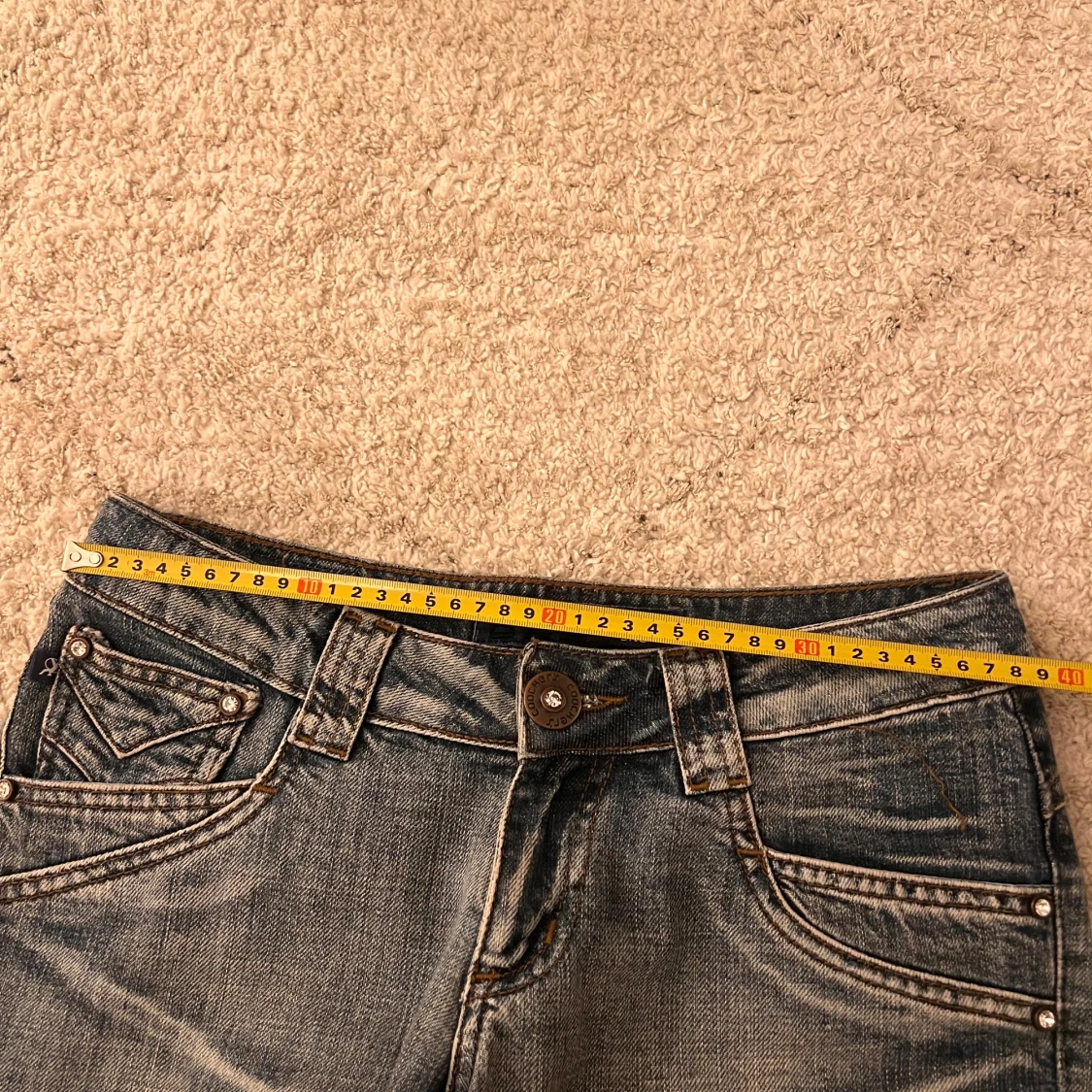 Lågmidjade utsvängda jeans - 4