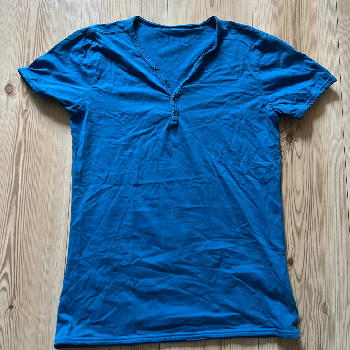 Blå t-shirt med v-ringning från DND strl M