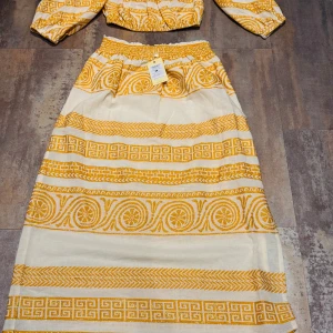 Gulvit set från Mudo Collection, S - Säljer en bohemisk set från Mudo Collection i storlek S. Seten  är gulvit med broderade geometriska mönster i gult och har långa ärmar med resår vid ärmslut. Materialet är och gjorda av lin perfekt fest. Mönstret ger en unik och färgstark vibe.