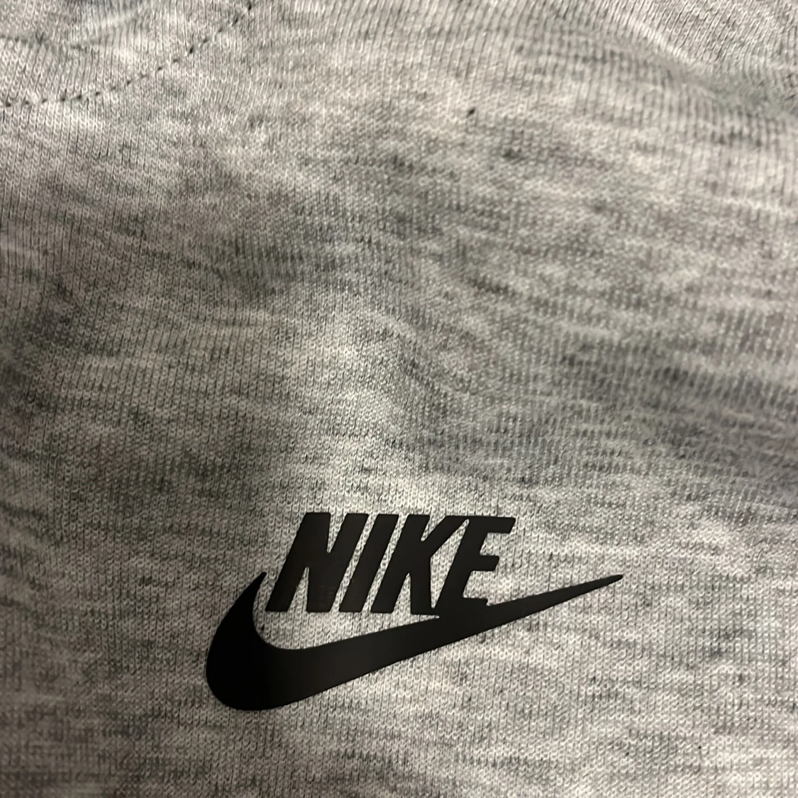 Grå vindjacka från Nike med huva - 1