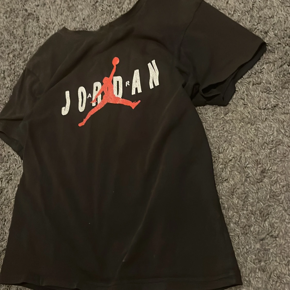 Svart Jordan t-shirt med röd logga - 2