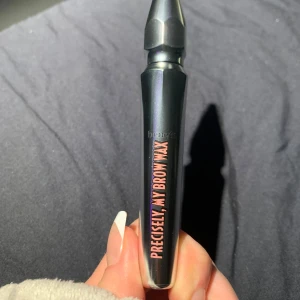 Benefit, Brow Wax  - Benefit Precisely, My Brow Wax i nyansen 5 Warm Black-Brown. En lättviktig brynvax med dubbelborste som ger naturligt fylliga bryn och håller formen i upp till 12 timmar. Smudge- och svettresistent formula för snygga bryn hela dagen. Använd 3 ggr men fel färg. Hör av dig vid frågor!💕