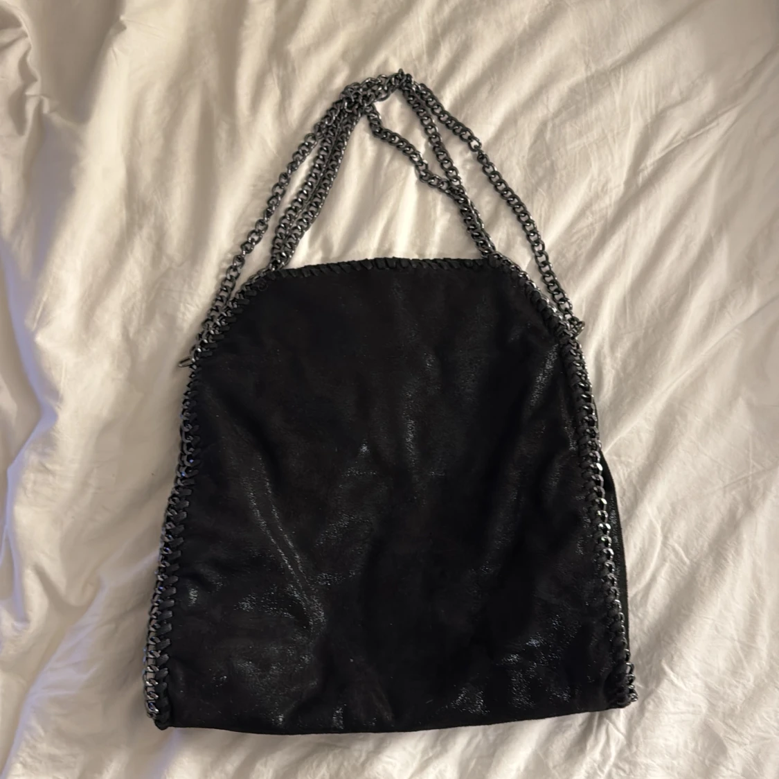Svart axelväska med kedjedetaljer