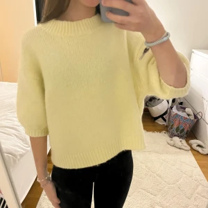 Ljusgul stickad tröja - Jättefin Trekvartsärmad ljusgul tröja från Zara