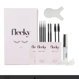 Fleeky Lashlift kit för fransar - Komplett lashlift kit från Fleeky med rosa förpackning. Innehåller applikatorer, borstar, kammar, lotion i steg 1 och 2 samt genomskinlig vätska. Perfekt för att lyfta och forma ögonfransarna hemma. Verktyg i plast och borstar med svarta handtag.