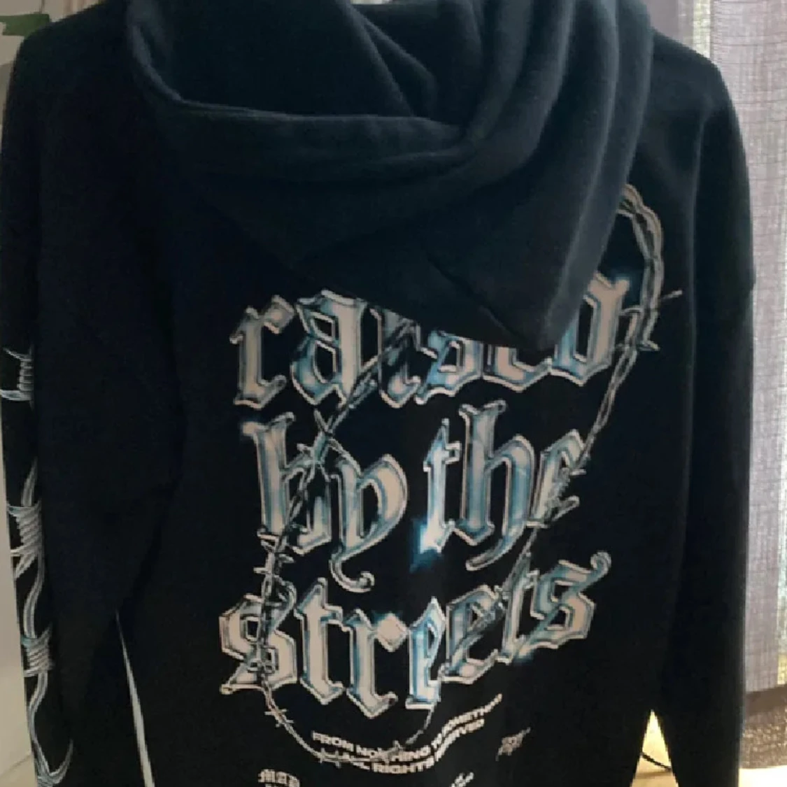 Svart hoodie Raised by the Streets - 1