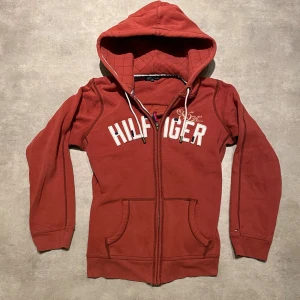 Tommy Hilfiger Hoodie vintage  - Sjukt fet vintage hoodie från TH! size xxl på lappen men liten i storlek. Sitter som en S/M. Vid frågor kontakta!
