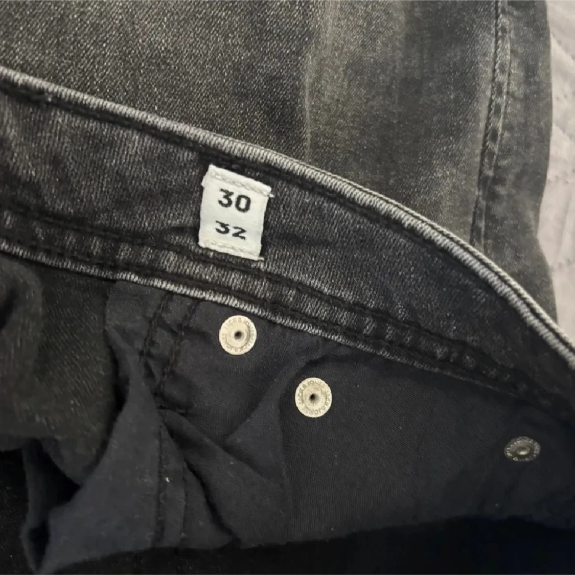 Grå jeansbyxor i rak modell - 2