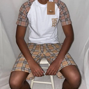 Burberry t shirt strl S - Helt ny. Fin replika med grym kvalitét. Modellen är 175cm bär storlek S. Normal i passformen. Pris: 999kr. Först till kvarn 