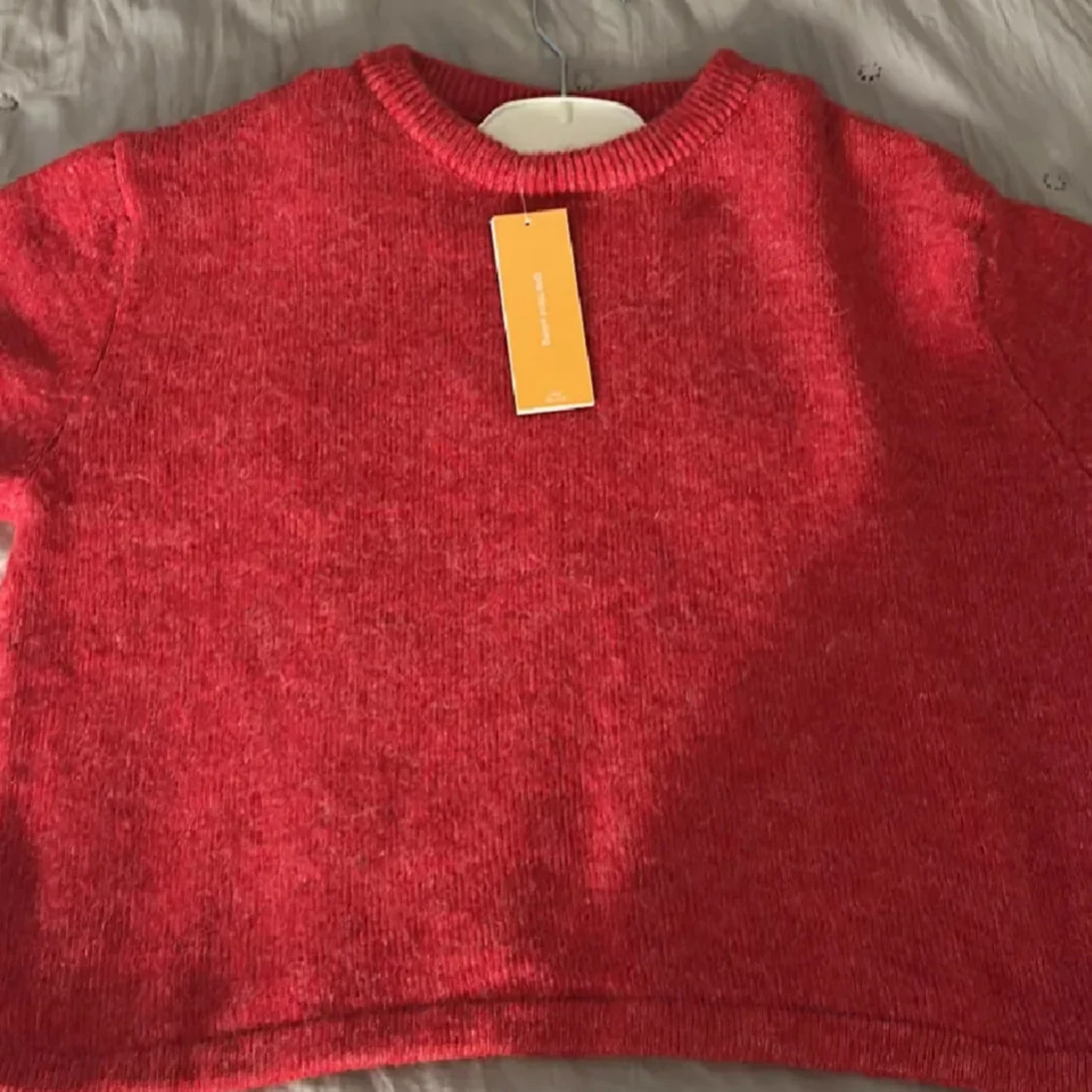 Röd stickad tröja från Gina  - 1