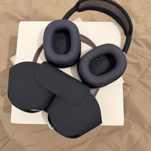 AirPods Max new - Säljer helt nya AirPods Max USB-C. Fick dem i present och har ingen användning av dem, packat upp dem, men sparat alla delar och original förpackningen. Färgen är midnight, USB- C kabeln ligger i förpackningen