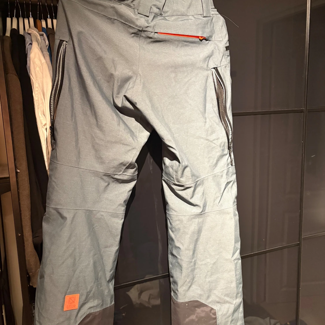 Grå skidbyxor från Helly Hansen - 1