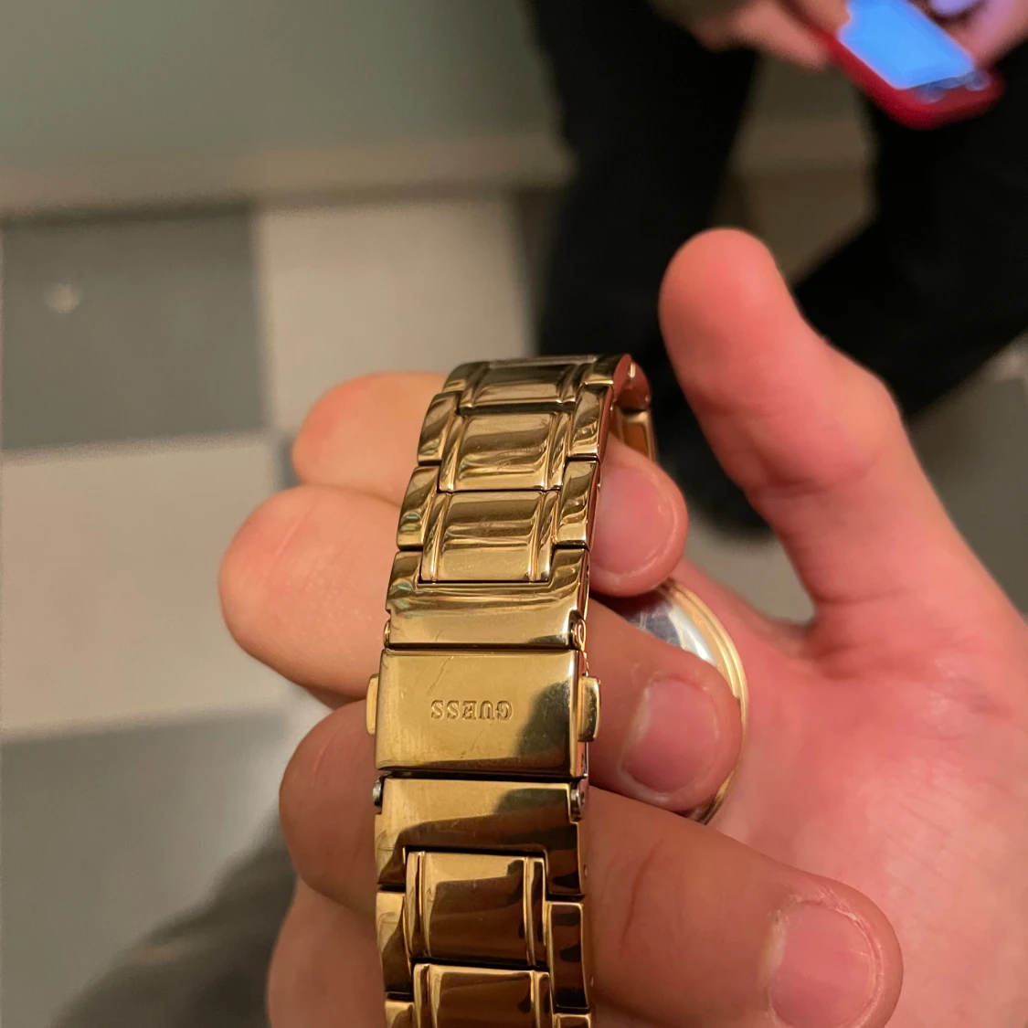 Guldig klocka från Guess med länkarmband - 2