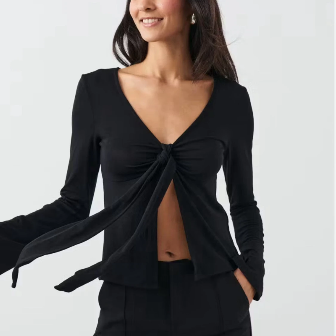 Svart omlottopp med knyt framtill