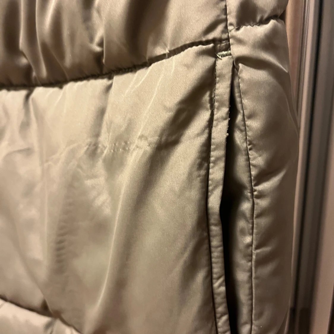 Olivgrön lång dunväst från Stories - 2