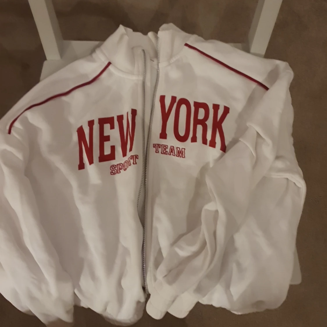 Vit sportig vindjacka med röd text - 2