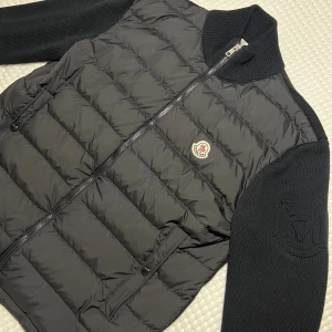 Moncler cardigan - Liten skada se sista bilden. Annars i bra skick. Storlek L passar M/L