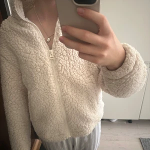 Beige teddyjacka  - Teddyjavcka ifrån hm i storlek S💖