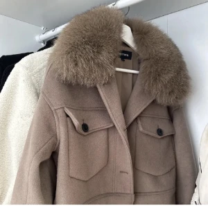 Beige/brun meotine jacka - Använd fåtal gånger, är i original skick💗💗 Ny pris 3000. 