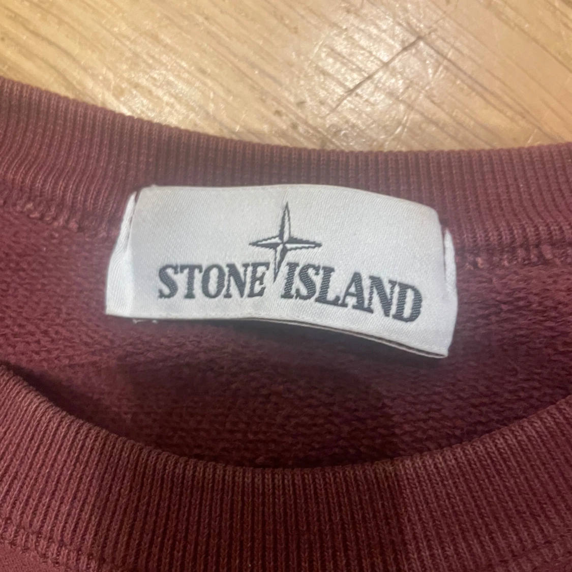 Mörkröd Stone Island sweatshirt - 2