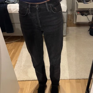 Svarta Acne Studios Blå Konst jeans - Säljer ett par svarta Acne Studios Blå Konst jeans i rak modell. Jeansen har klassisk femficksdesign, hög midja och raka ben. Tillverkade i 100% bomull för en autentisk jeanskänsla. Perfekta för dig som gillar stilrena och tidlösa jeans. Kan tänka mig 250.