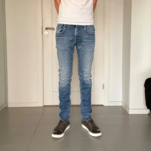 Replay Anbass jeans  - Säljer nu dessa Replay Anbass jeans, W32 o L32, skriv för fler bilder/frågor🙌🏼