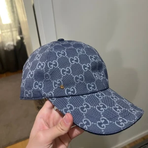 Gucci keps  - Den är i okej skick , som ni ser så ser insidan lite smutsigt ut men inget galet 