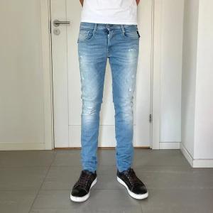 Replay Anbass Jeans  - Säljer nu dessa Replay Anbass jeans med super snygga slitningar i designen, skriv för fler bilder/frågor🙌🏼