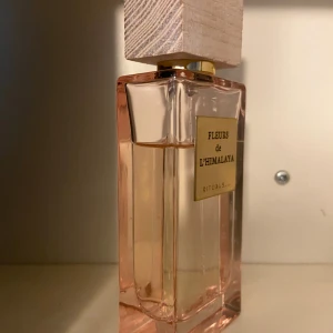 Rituals Fleurs de L'Himalaya - Från Rituals med namnet Fleurs de L'Himalaya. Finns mycket kvar av den, luktar så gott men har en till hemma 💕 Är 60ml flaska